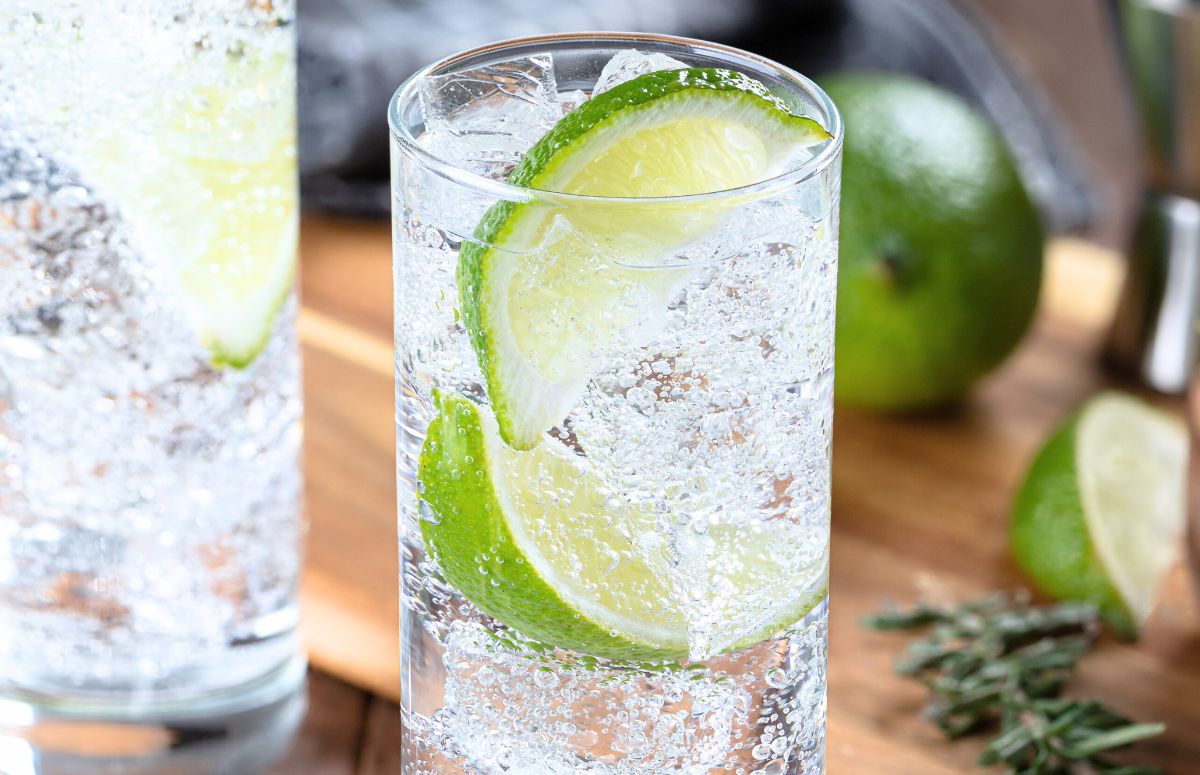 Tequila and Sprite cocktail with a lime wedge